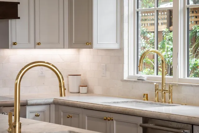 a close view of sink and tap