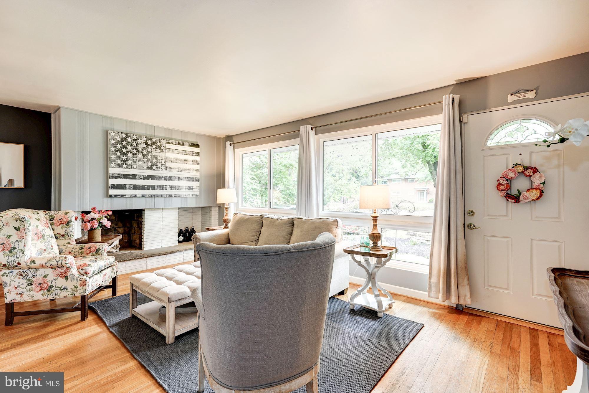 6718 Old Chesterbrook Road McLean, VA 22101 - Photo 3 of 25 Living room/Foyer view