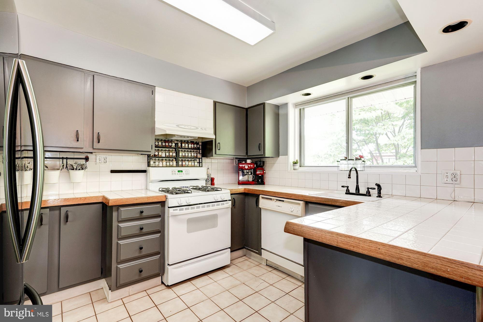 6718 Old Chesterbrook Road McLean, VA 22101 - Photo 8 of 25 Kitchen---ready for your touches!