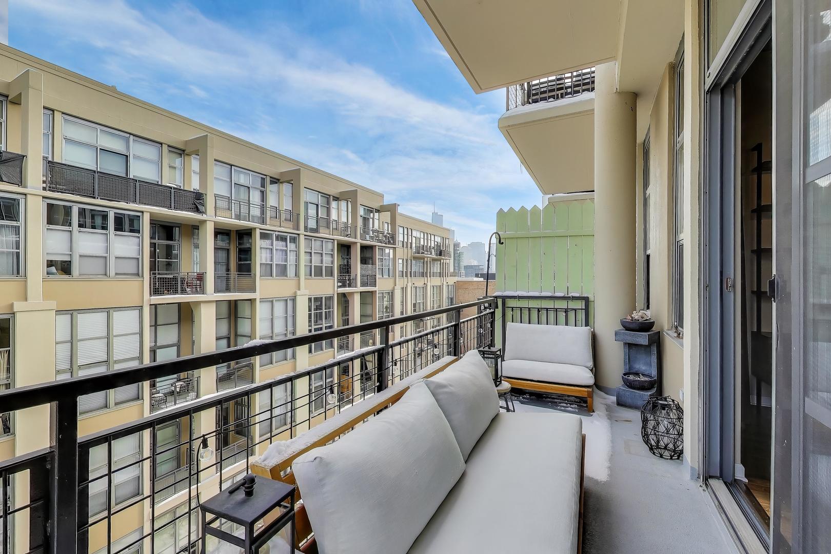 900 North Kingsbury Street, Unit 1019 Chicago, IL 60610 - Photo 20 of 37 a view of balcony with furniture