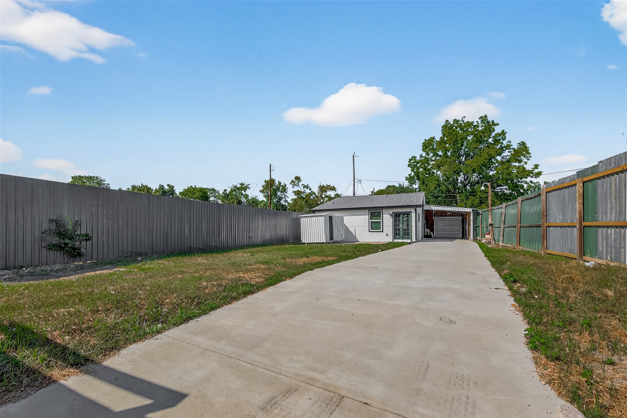 889 Chas Lane Houston, TX 77091 - Photo 30 of 32 a front view of a house with garden