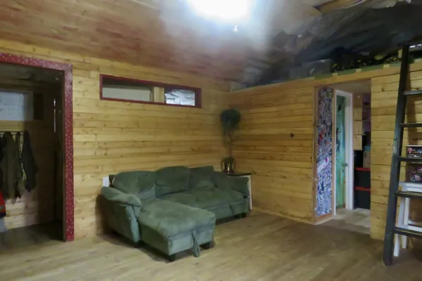 a view of livingroom with furniture