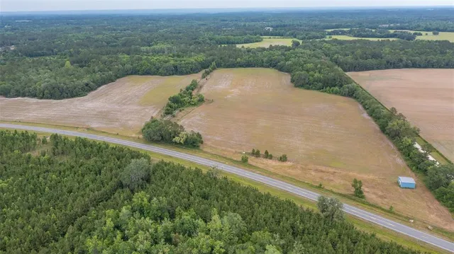 a view of a yard with a house