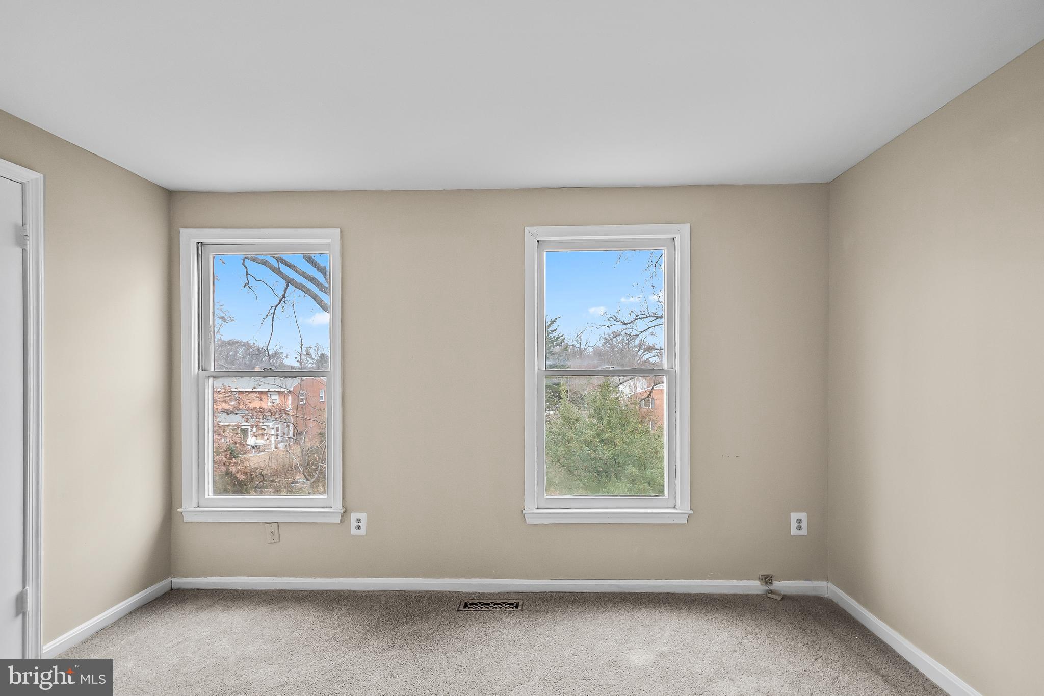 6185 Little Valley Way Alexandria, VA 22310 - Photo 20 of 44 an empty room with windows