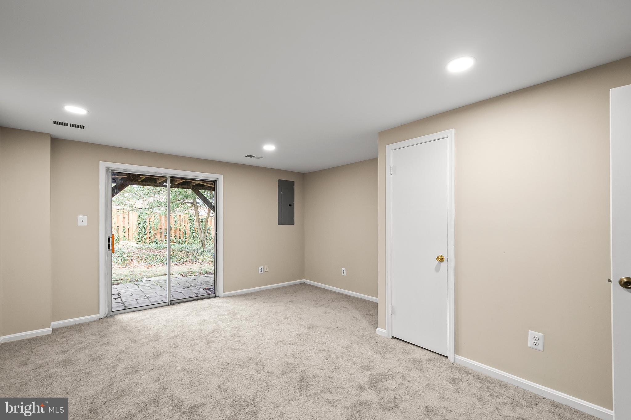 6185 Little Valley Way Alexandria, VA 22310 - Photo 29 of 44 an empty room with windows