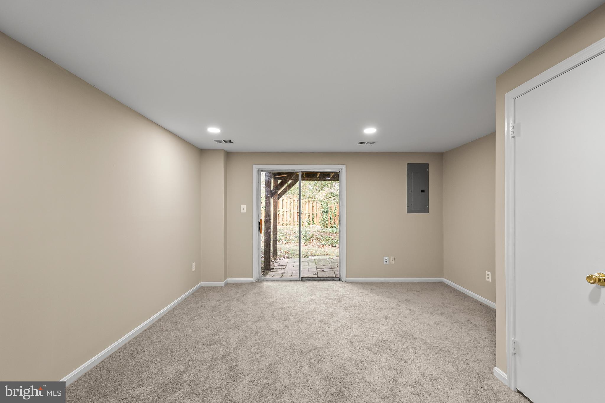 6185 Little Valley Way Alexandria, VA 22310 - Photo 31 of 44 an empty room with windows