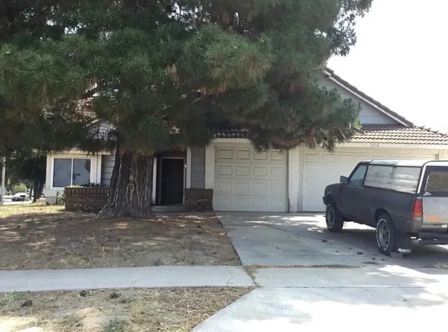 a view of a car in front of a house