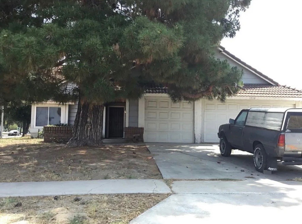 a view of a car in front of a house
