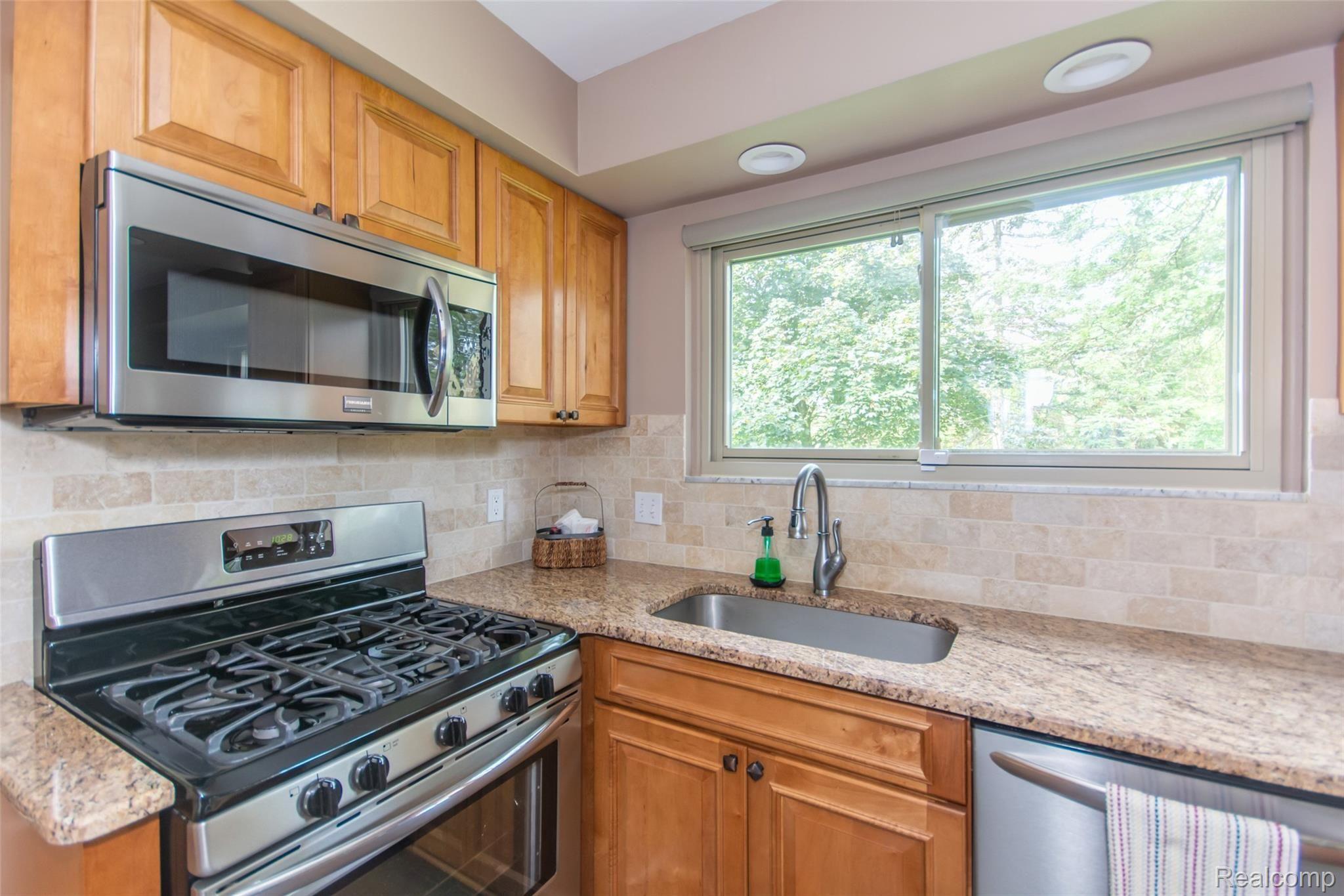 1460 Deerhurst Lane Rochester, MI 48307 - Photo 7 of 30 DSC_6539enf.jpg