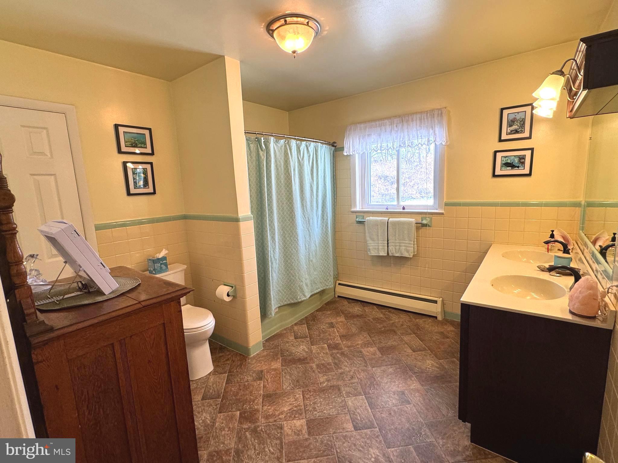 2360 New Schuylkill Road Pottstown, PA 19465 - Photo 11 of 22 Full Bathroom (main level)