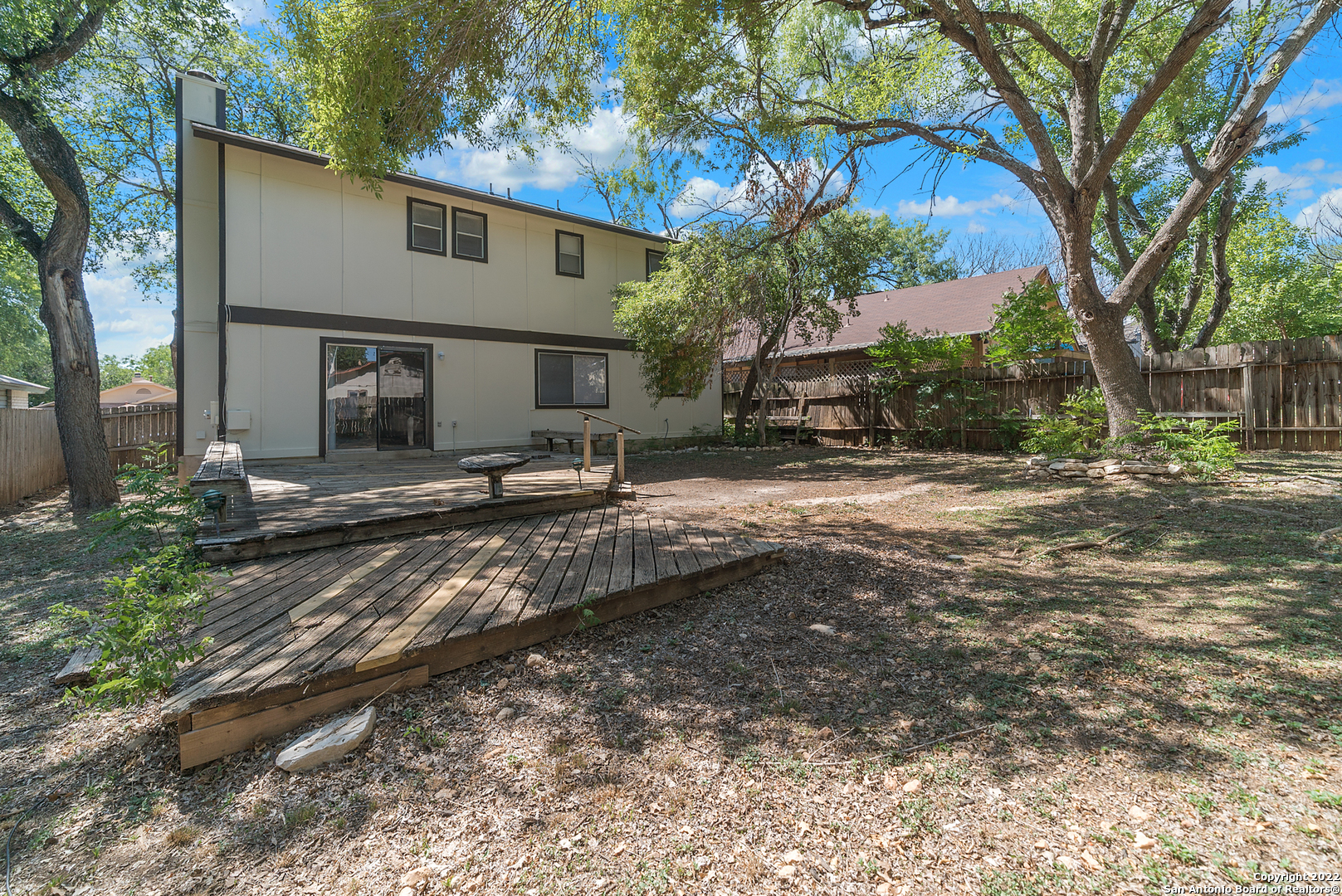 6122 Ridge Oak San Antonio, TX 78250 - Photo 29 of 31 a backyard of a house with barbeque oven table and chairs