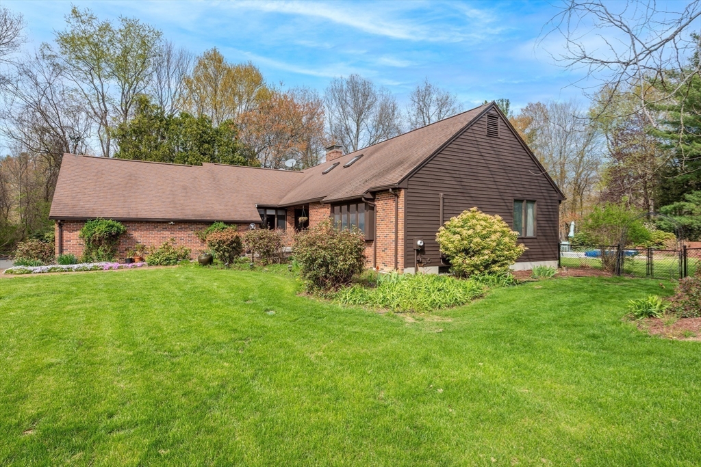 560 Middle Street Amherst, MA 01002 - Photo 4 of 40