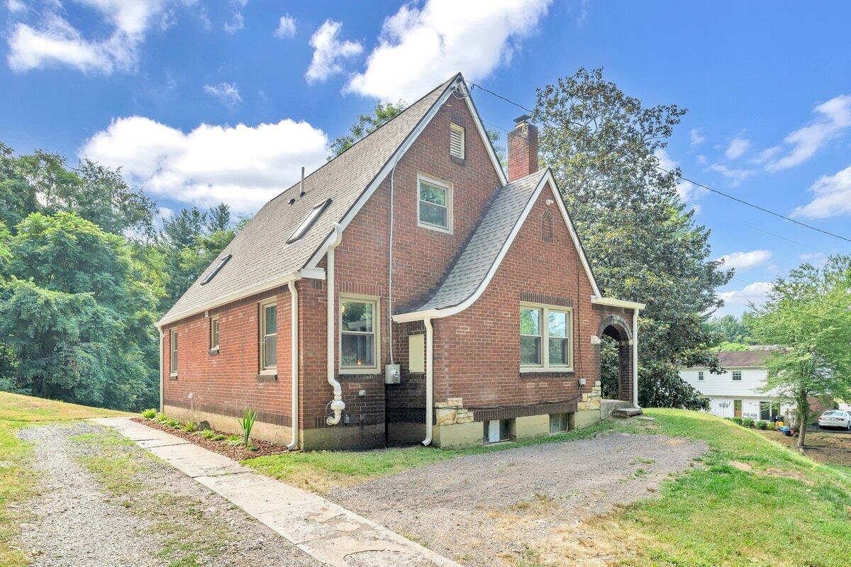 3007 Green Ridge Road Roanoke, VA 24019 - Photo 33 of 56 a front view of a house with garden