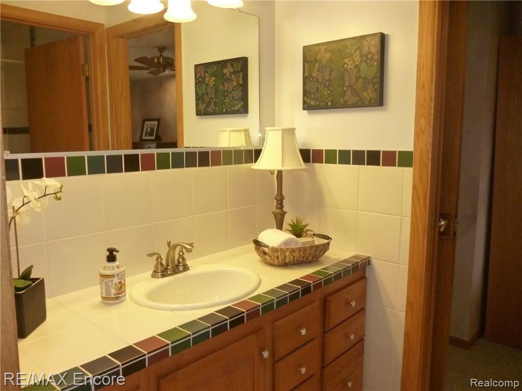 9589 Cherrywood Road Clarkston, MI 48348 - Photo 30 of 46 Jack & Jill bathroom for bedrooms 2 & 3. The 4th bedroom is located in the fully finished lower level .