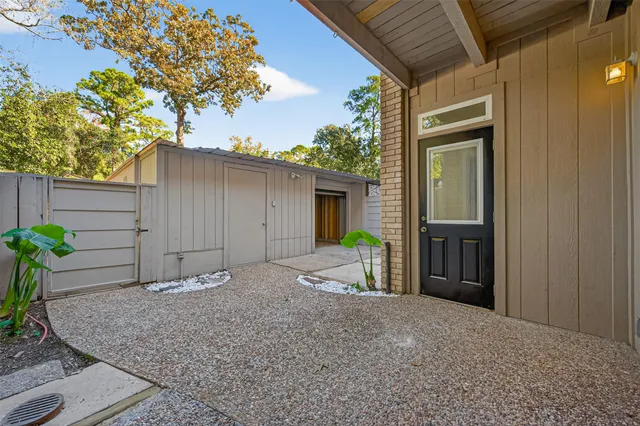 a view of a house with backyard