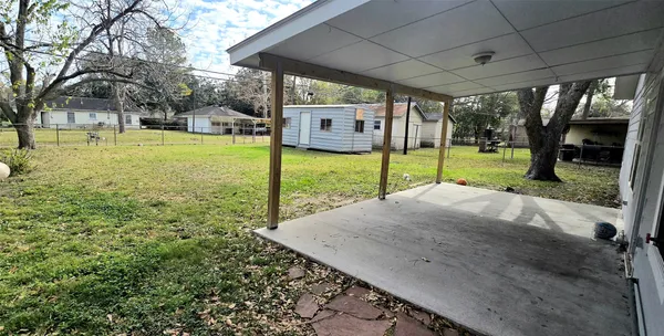 a view of a house with backyard and a patio