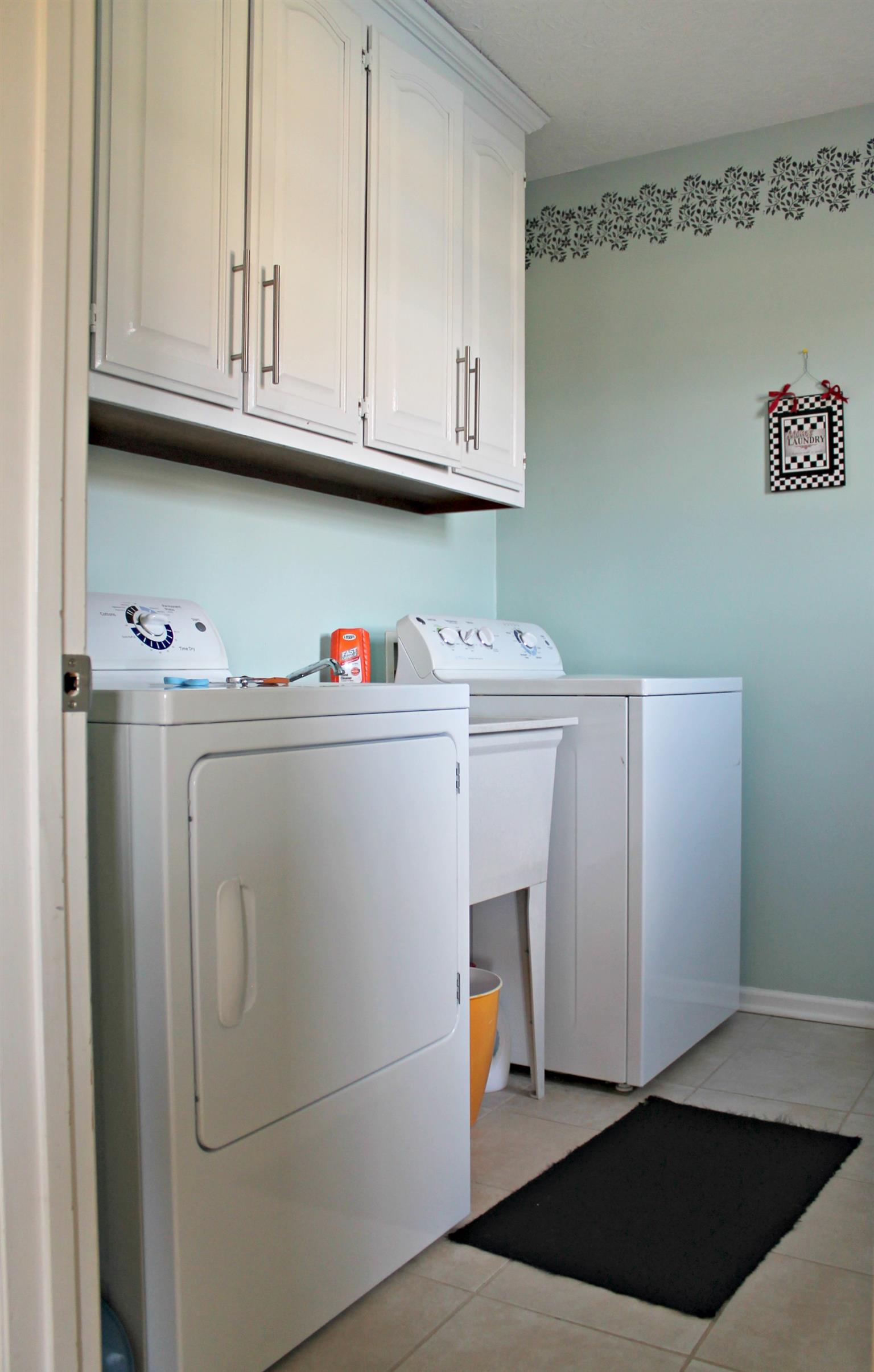 5037 Asbury Road Manchester, TN 37355 - Photo 13 of 13 a utility room with dryer and washer