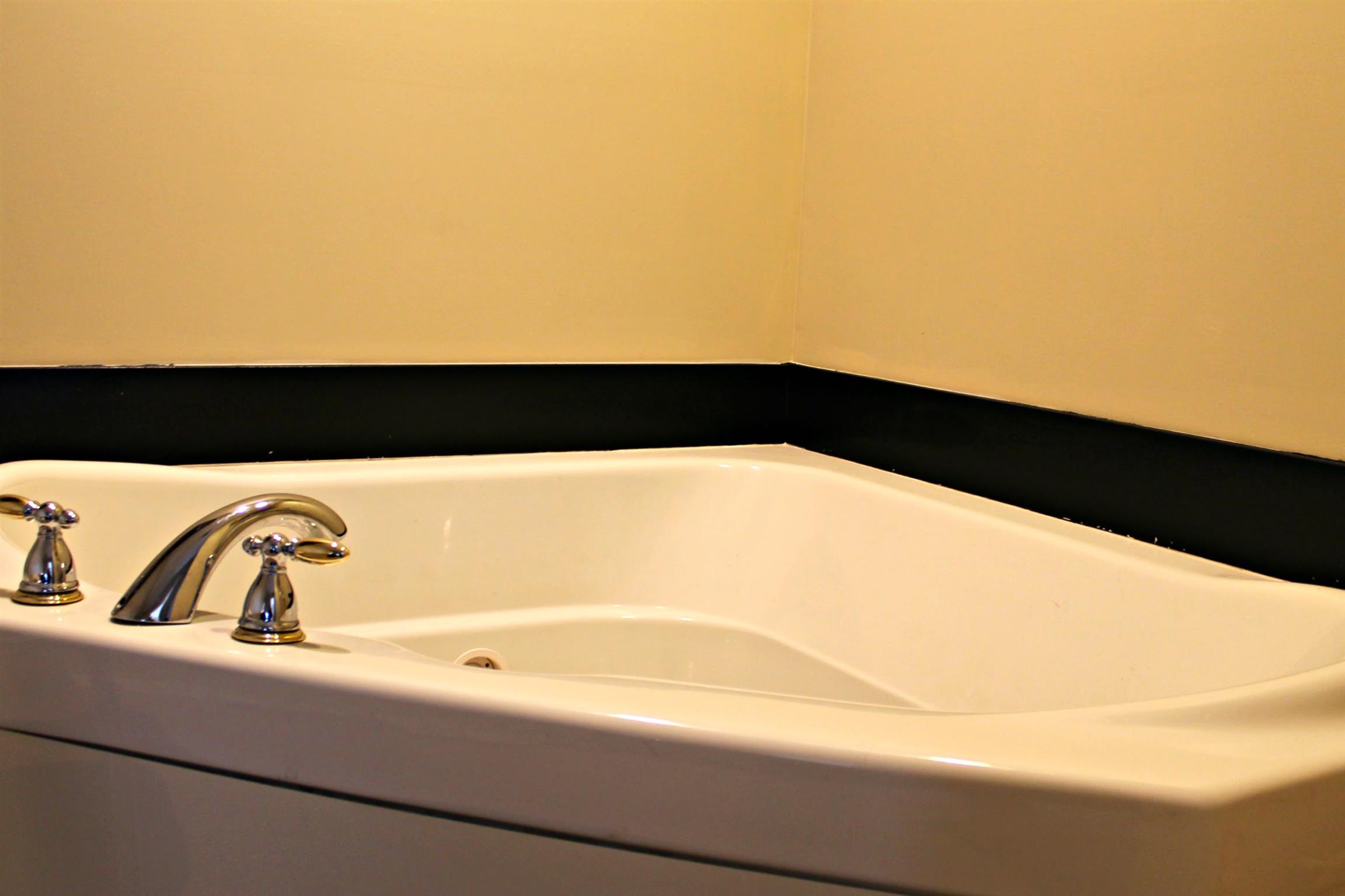 5037 Asbury Road Manchester, TN 37355 - Photo 6 of 13 a view of a bathtub in a bathroom