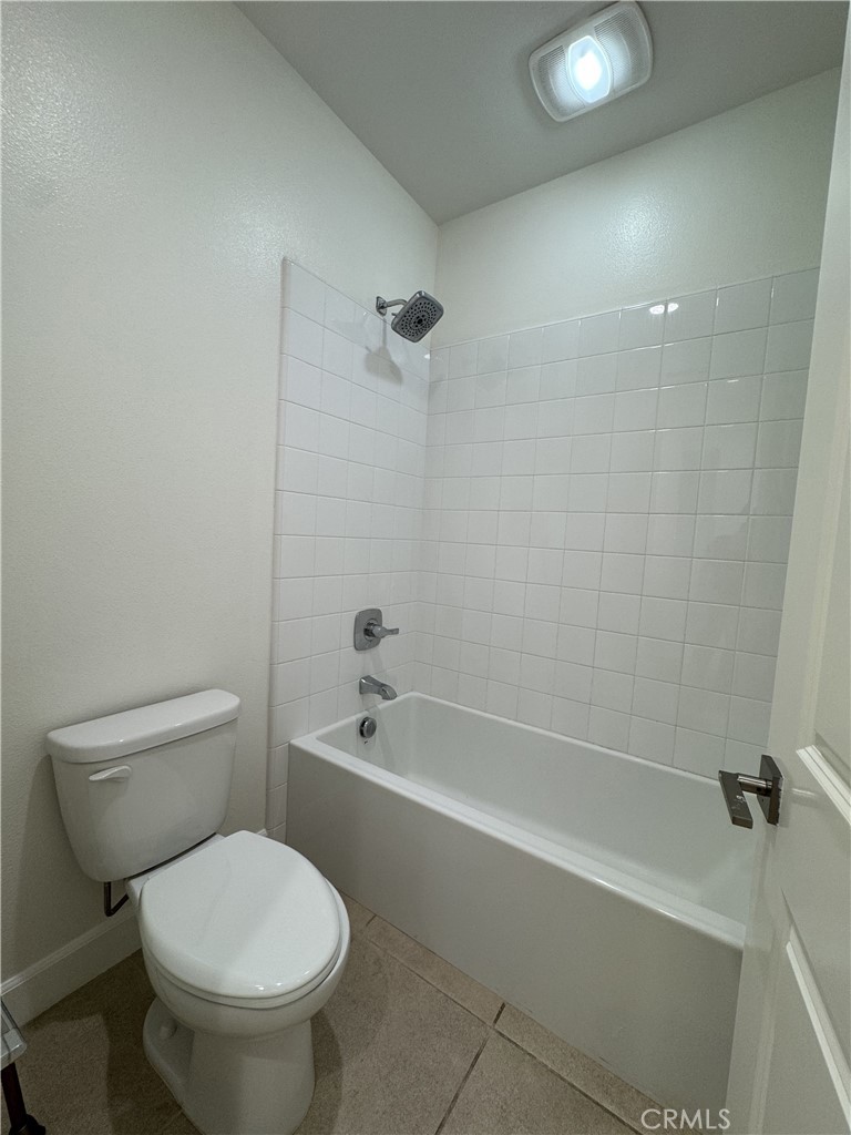 66 Diamond Flats Irvine, CA 92602 - Photo 27 of 35 a bathroom with a toilet and a bath tub