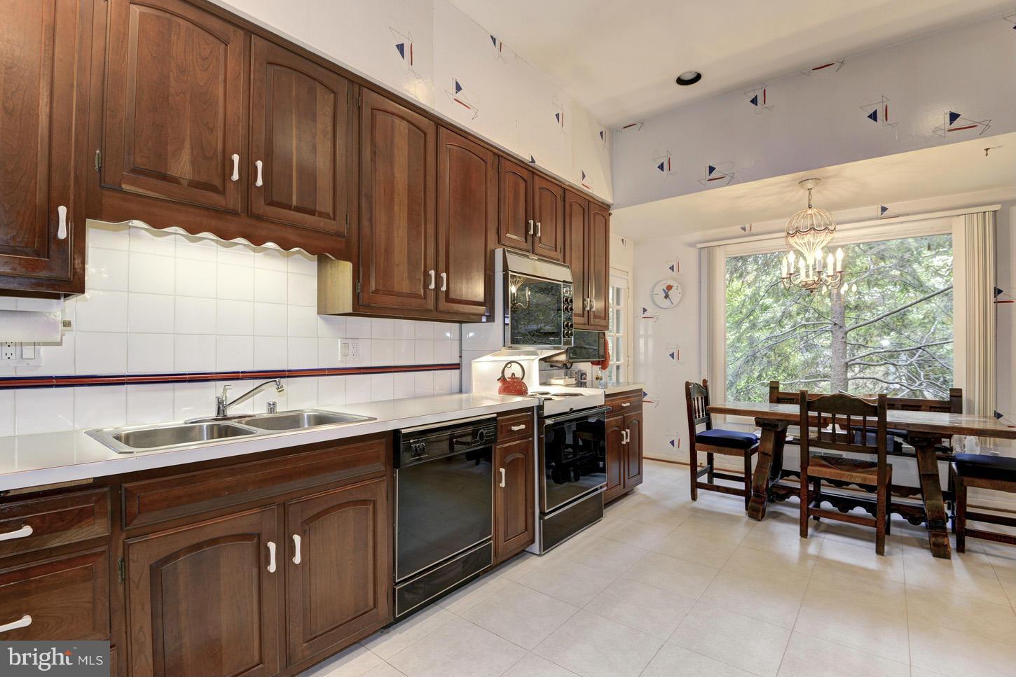 4111 North Ridgeview Road Arlington, VA 22207 - Photo 9 of 21 Kitchen