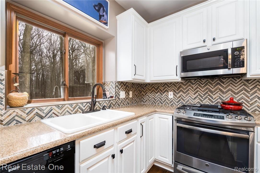 3547 Joshua Drive Rochester, MI 48307 - Photo 6 of 32 DSC01199-Edit.jpg