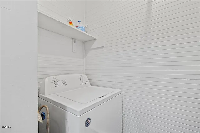 a close up view of a washer and dryer