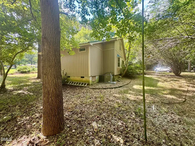 a view of a back yard of the house