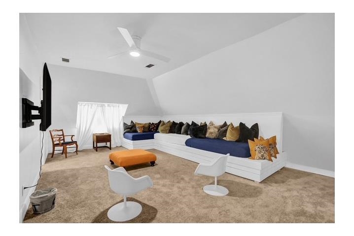 2181 Madison Avenue Memphis, TN 38104 - Photo 13 of 18 a living room with furniture and a couch