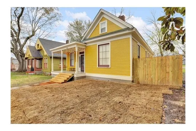 a view of a house with a yard