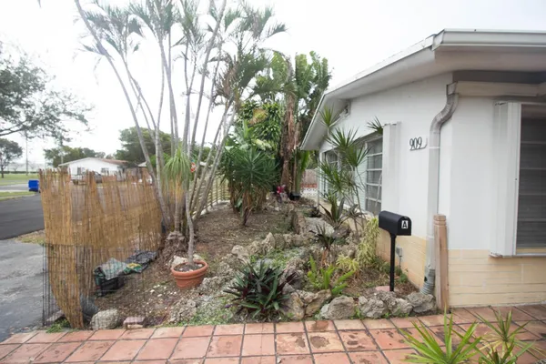 $2,100 | 909 Northeast 12th Avenue, Pompano Beach, FL 33060