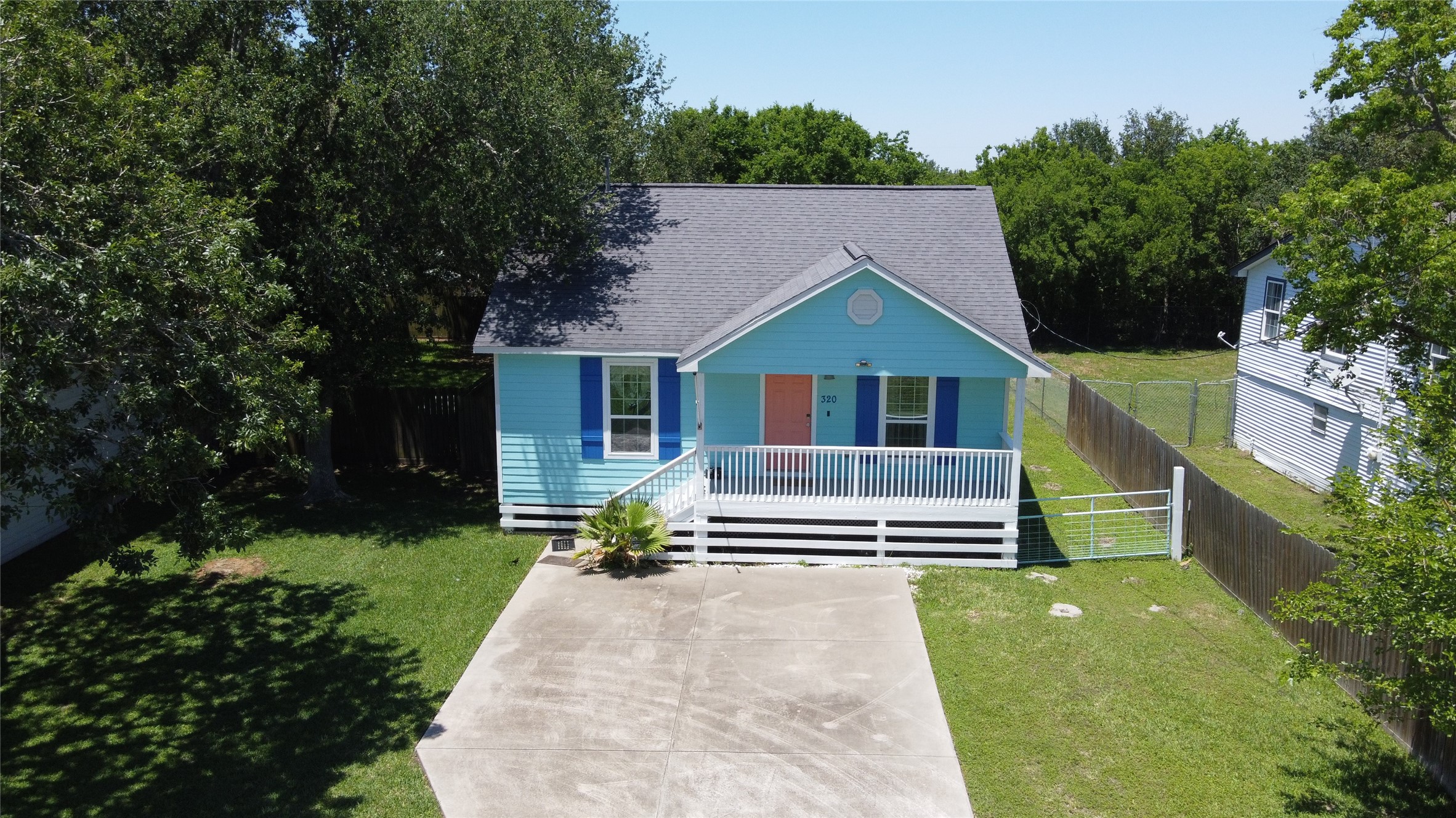 320 10th Street Dickinson, TX 77539 - Photo 11 of 21 Facing Front