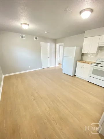 $1,300 | 113 Woodhouse Lane, Unit B, Savannah, GA 31406