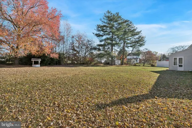 a view of a yard with a house