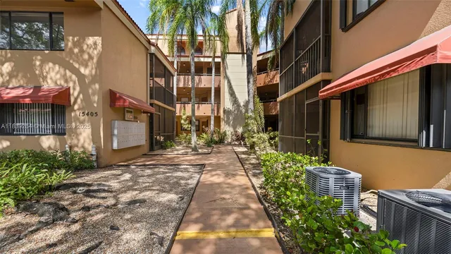 a view of a pathway along the building