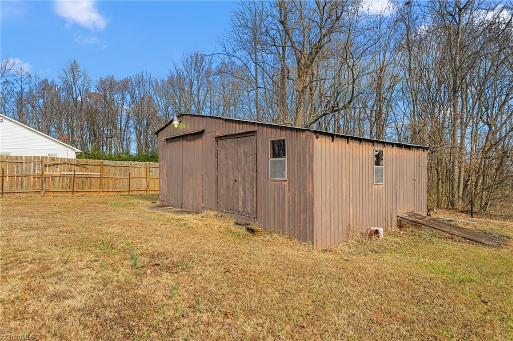 132 Friendly Road Thomasville, NC 27360 - Photo 4 of 31 large building