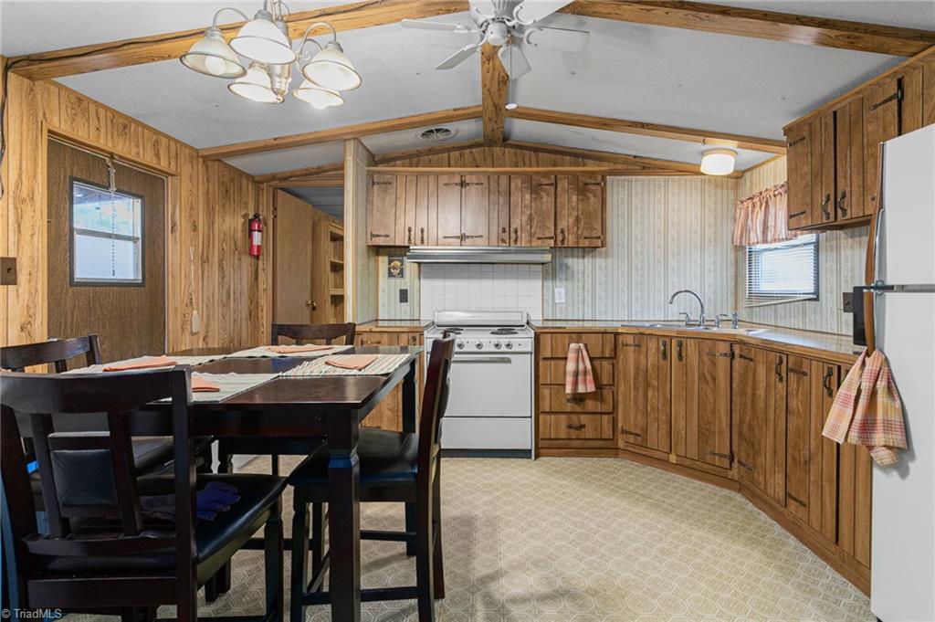 132 Friendly Road Thomasville, NC 27360 - Photo 10 of 31 Kitchen/Dining
