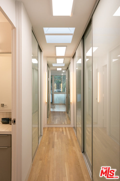 444 Sycamore Road Santa Monica, CA 90402 - Photo 27 of 32 a view of a hallway