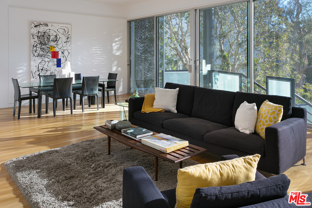 444 Sycamore Road Santa Monica, CA 90402 - Photo 7 of 32 a living room with furniture and a large window