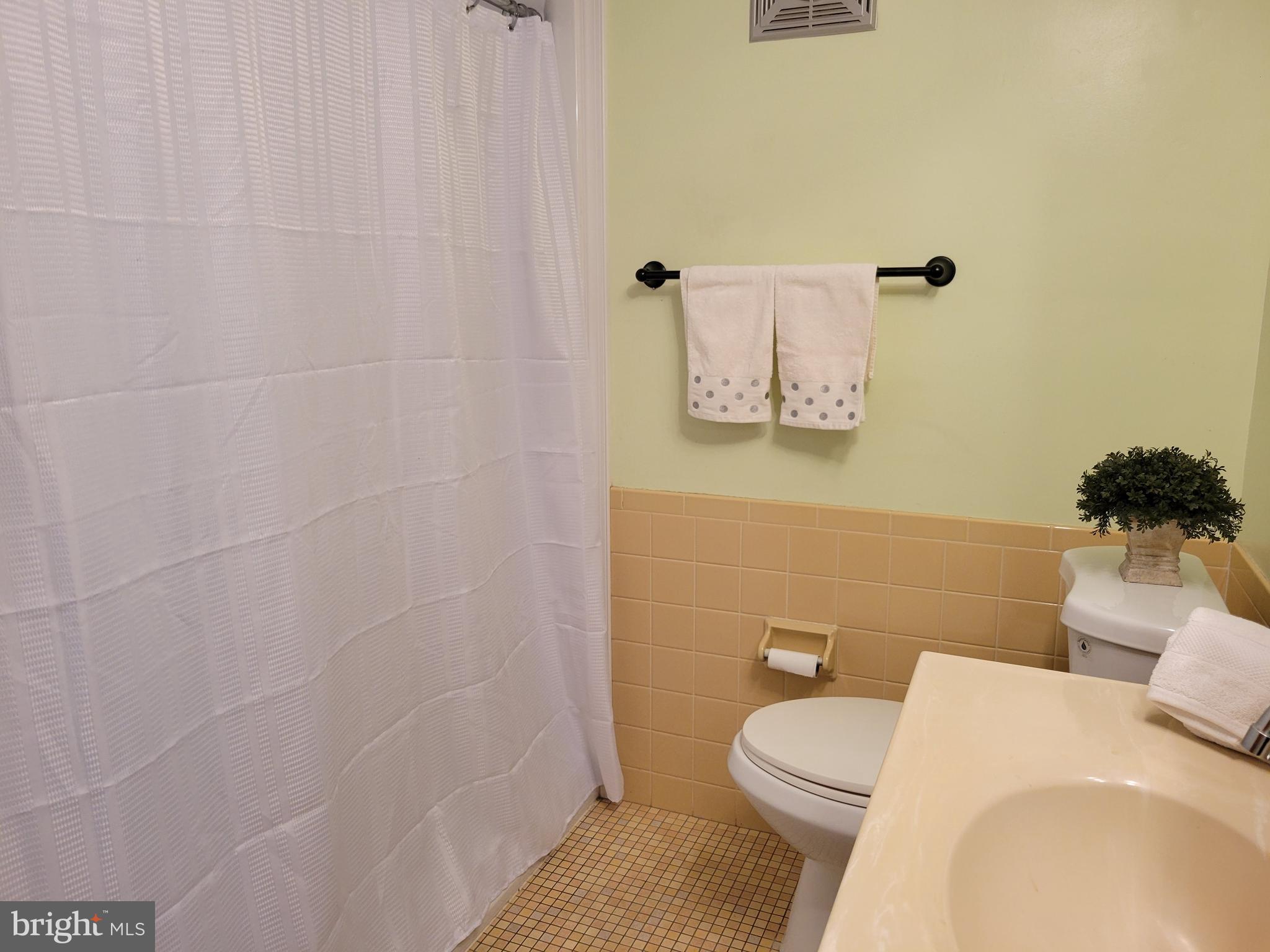 25 South Church Road, Unit 111 Maple Shade, NJ 08052 - Photo 11 of 18 Full Bathroom