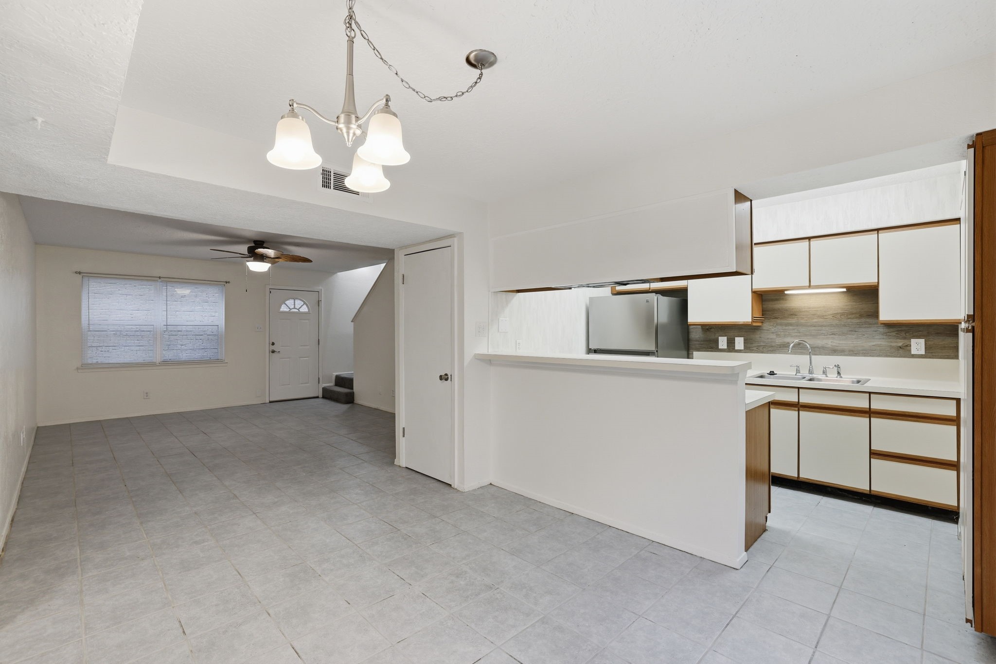 1433 Cedar Post Lane, Unit 40 Houston, TX 77055 - Photo 7 of 25 10x9 Dining -
Kitchen is open to dining. Utility is located behind door to the left of kitchen.