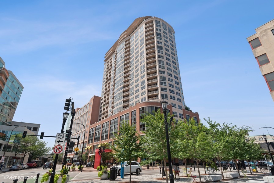 807 Davis Street, Unit 807 Evanston, IL 60201 - Photo 1 of 18