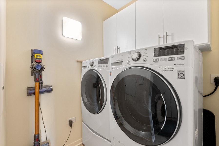 807 Davis Street, Unit 807 Evanston, IL 60201 - Photo 15 of 18