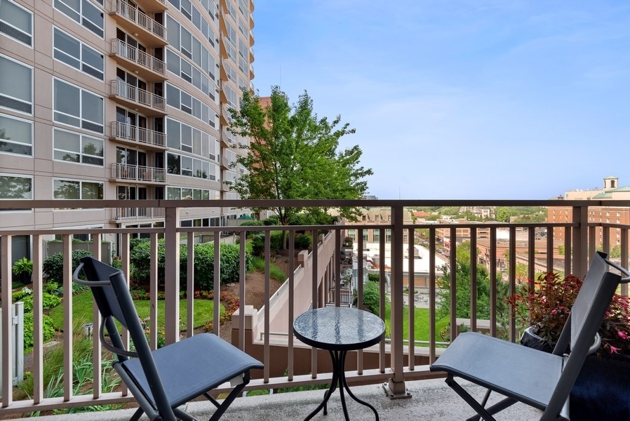 807 Davis Street, Unit 807 Evanston, IL 60201 - Photo 16 of 18