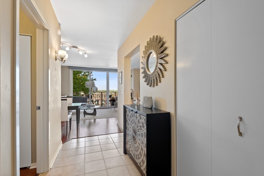 807 Davis Street, Unit 807 Evanston, IL 60201 - Photo 3 of 18