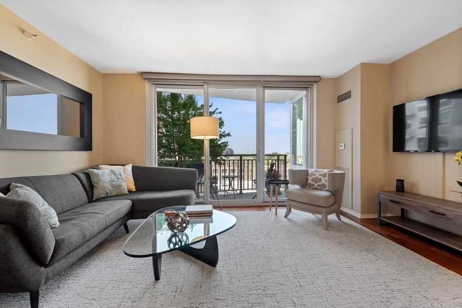 807 Davis Street, Unit 807 Evanston, IL 60201 - Photo 4 of 18