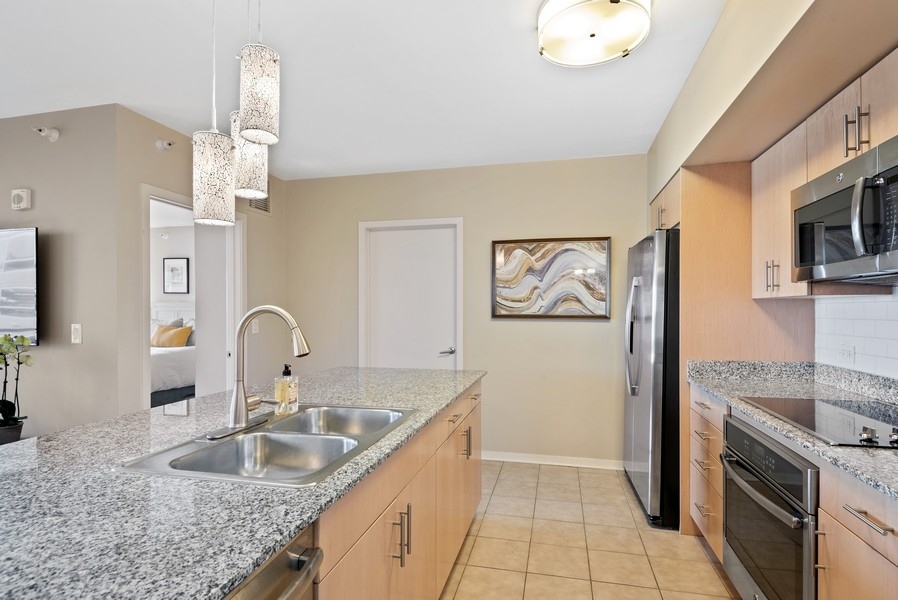 807 Davis Street, Unit 807 Evanston, IL 60201 - Photo 7 of 18