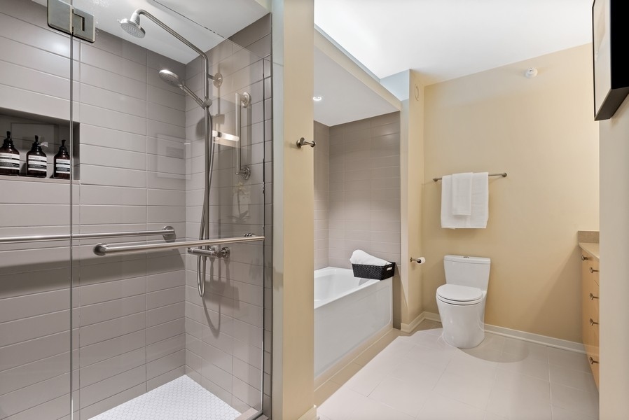 807 Davis Street, Unit 807 Evanston, IL 60201 - Photo 10 of 18