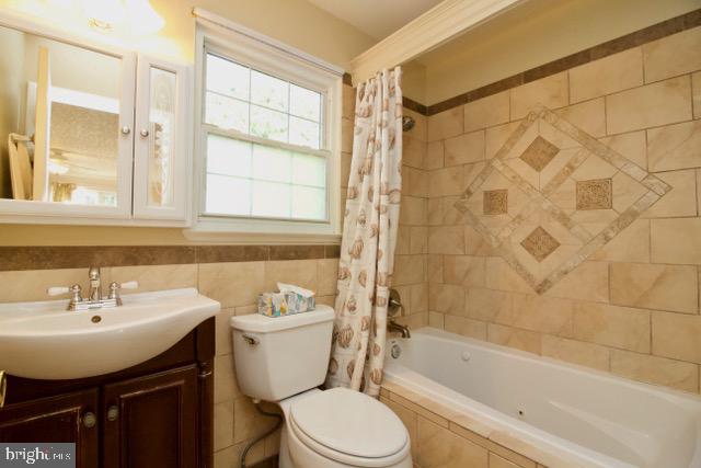 7213 Pinecrest Road Baltimore, MD 21228 - Photo 6 of 9 Primary Bath