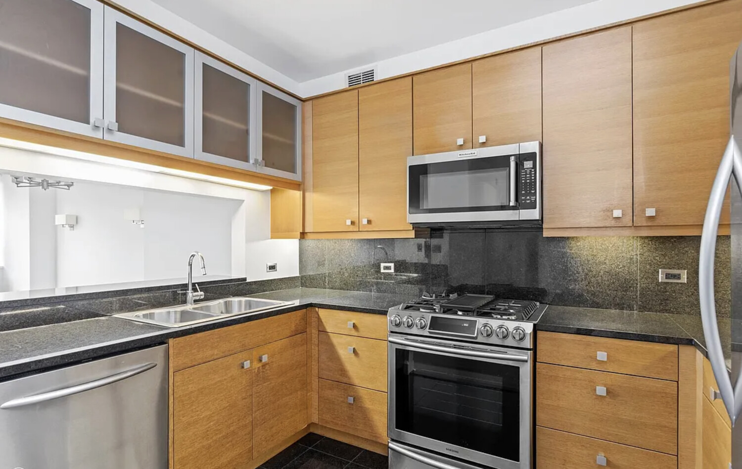 120 Riverside Boulevard, Unit 16J Manhattan, NY 10069 - Photo 5 of 11