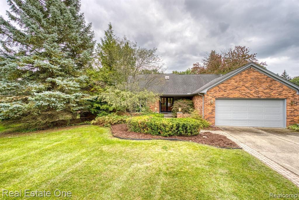 1698 Snowden Circle Rochester Hills, MI 48306 - Photo 1 of 27